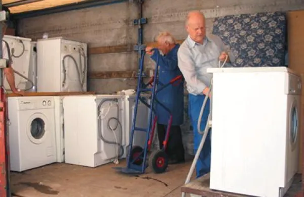 Koprska Škofijska Karitas že več let na različne načine pomaga socialno ogroženim prebivalcem v Banjaluki. Leta 2005 so tja poslali pohištvo in belo tehniko.