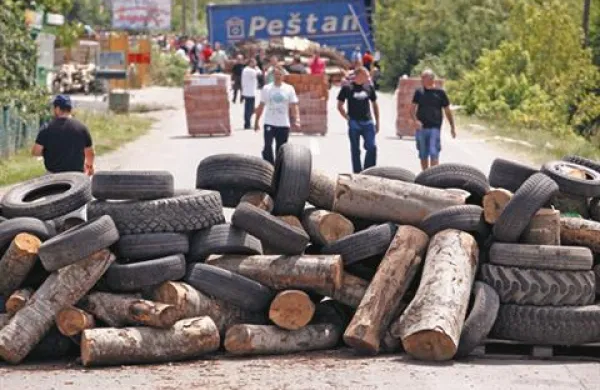 Barikada v bližini krajev Rudar in Zvečan. 