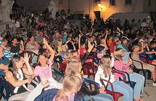 Otroci so bili nad filmskimi projekcijami navdušeni.