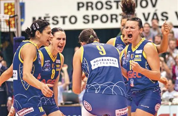 Takole se je Tina Lipicer (skrajno desno) veselila naslova češke odbojkarske prvakinje 