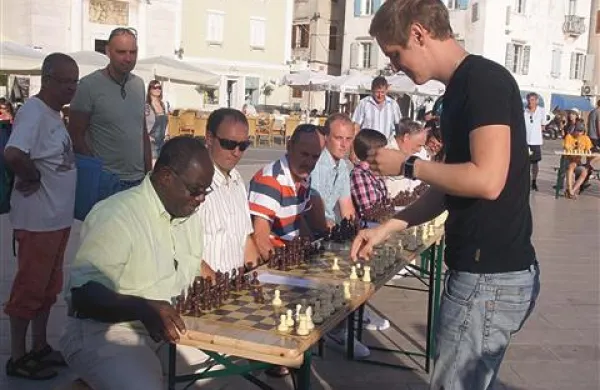 Velemojster Luka Lenič vleče drugo potezo v dvoboju s piranskim županom