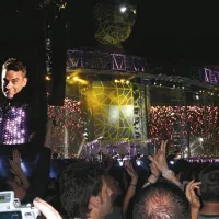 Osrednji lik, Robbie Williams. Za njim 68.000 obiskovalcev  münchenskega olimpijskega  stadiona. Posebni gostje, duet  Pet Shop Boys, so jih najbrž privabili peščico, čeprav so tudi sami ponudili izvrstno  koreografijo. 