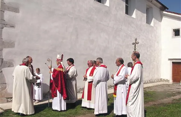 Nove cerkvene pridobitve je blagoslovil koprski škof msgr. Metod Pirih