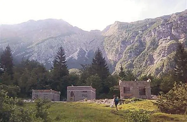  V skladu s pridobljenimi dovoljenji bodo novi objekti namenjeni izključno za potrebe paše.