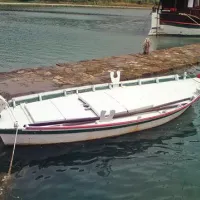V škveru na Seči je poleg tradicionalnih bracere, logerja, ribiške bracere “taneca”, trabakule in drugih videti še tole obnovljeno batano. V obalnih mandračih je privezanih približno 50 tradicionalnih plovil, od tega jih je avtentičnost ohranilo le kakih osem, približno 20 pa bi jih z minimalno predelavo lahko spet približali izvorni obliki.  