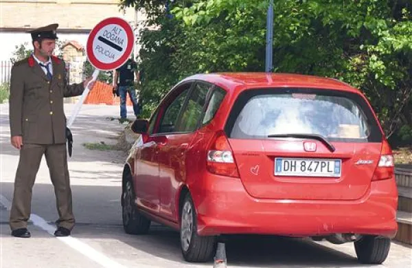 Nekaj let po uvedbi prostega pretoka  na slovenskih prehodih z državami EU so se minuli konec tedna na Čamporah prikazali “nadzorniki meje“