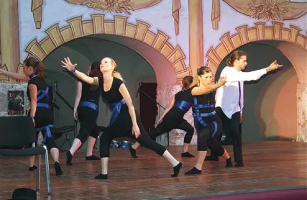 Plesalke in plesalec Studia za sodobni ples na Tango festivalu