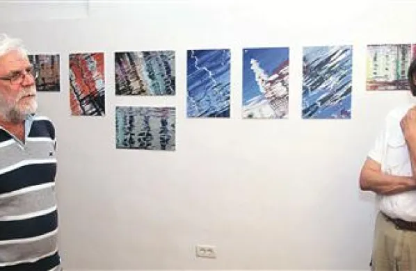 Ljubo Radovac (desno)  in Zdravko Primožič ob fotografijah slednjega
