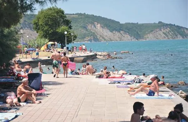 Urejeno pešpot do Simonovega zaliva v poletnem času zavzamejo številni kopalci