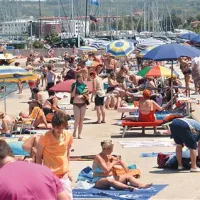 Priljubljeno kopališče pod hotelom Delfin 
