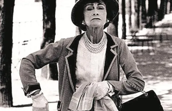 Coco Chanel (1883-1971) je danes poznana po “mali črni obleki” in najbolj prodajanemu parfumu vseh časov Chanel No.5. V modo je kot okraske uvedla pozlačene gumbe, dolge biserne ogrlice in pentlje.