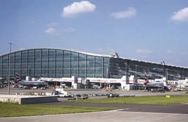 Letališče Heathrow, novo začasno domovanje pisatelja Tonya Parsonsa.