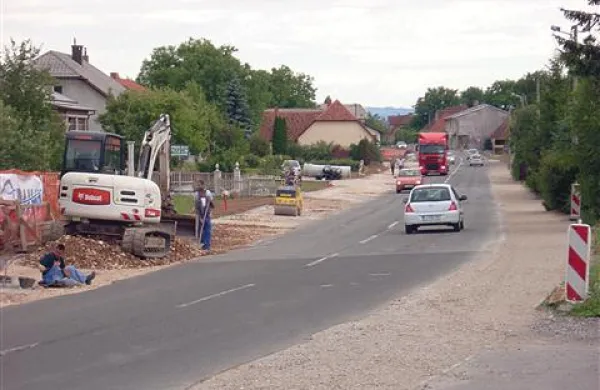 Po tej cesti skozi Petelinje bo  prihodnji mesec vožnja znova potekala po  polžje