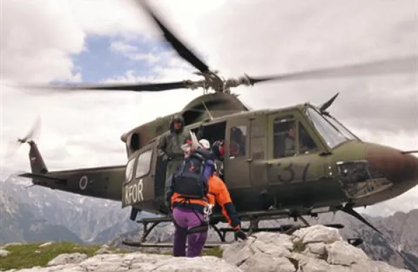 Poškodovano planinko so s helikopterjem odpeljali v jeseniško bolnišnico. Fotografija je simbolična.