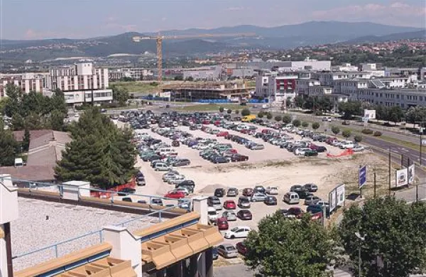 Poslovno-stanovanjsko središče Levji grad bo umeščeno na območju, kjer je zdaj improvizirano gramozno parkirišče med koprskim sodiščem, poslovnim centrom Ogrlica in Banko Koper