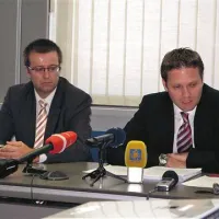 Gregorja Veselka (desno)  je na tiskovni konferenci spremljal odvetnik Damjan Gregorc iz odvetniške družbe Mira Senice 