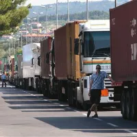 Tovornjaki, ki zaradi stavke niso mogli v  Luko Koper, so včeraj za nekaj časa na ankaranski vpadnici povzročili pravi prometni infarkt