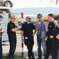 Uprava Luke je najela tudi  zunanjo službo za varovanje, saj grožnje jemlje z vso resnostjo. Na fotografiji varnostniki v pogovoru s sindikalistom  Mladenom Jovičićem