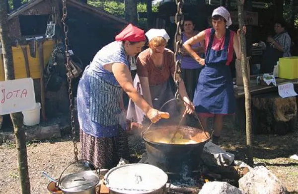Niti na letošnji prireditvi Gozdar, kmet - nekoč in danes ne bo manjkala polenta iz bakrenega kotla