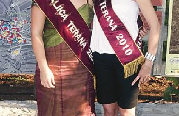 Kraljica terana 2009, Neža Milič, in kraljica terana 2010, Martina Marc,   že nestrpno čakata, katera Kraševka ju bo nasledila kot  kraljica terana 2011