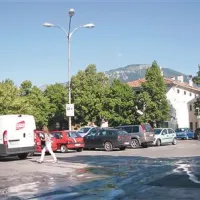 Lavričev trg je sedaj zapolnjen s pločevino. Nekateri menijo, da  jo je treba umakniti, da se bo tam lahko  “kaj dogajalo” 