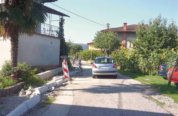 Del robnikov so postavili, a sedaj tam neurejeno stojijo že lep čas