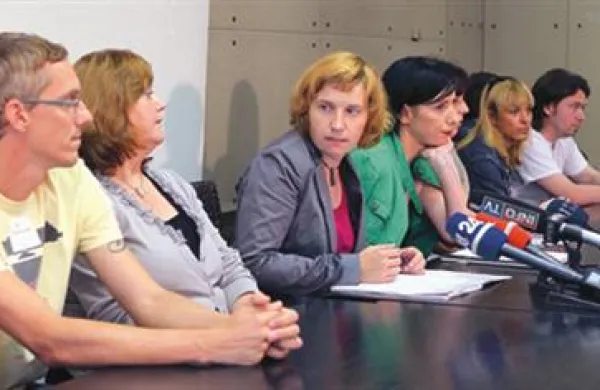 Novinarska konferenca sindikalne zastopnice Sindikata novinarjev Slovenije.