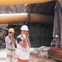 Potem ko minerji  priključijo  kable za razstrelitev,  se oglasi alarm, takoj zatem pa je čutiti     eksplozijo - ob predoru zgolj kot rahla tresljaja. 