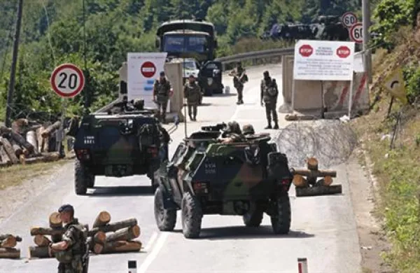 Kosovska vlada ne sprejema dogovora o rešitvi krize na severu Kosova,  ki so ga predlagali predstavniki Nata na Kosovu in Srbija. 