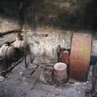 Vhod v nekdanji premogovnik v Raši: zapuščen in zanemarjen