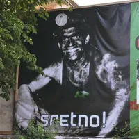 Ob letošnji 90. obletnici Labinske republike so v prostorih nekdanje direkcije istrskih premogovnikov v Labinu organizirali mednarodni simpozij “Podzemno mesto XXI - utopija ali realnost”. Na fotografiji: plakat, simbol rudarskega mesta. 