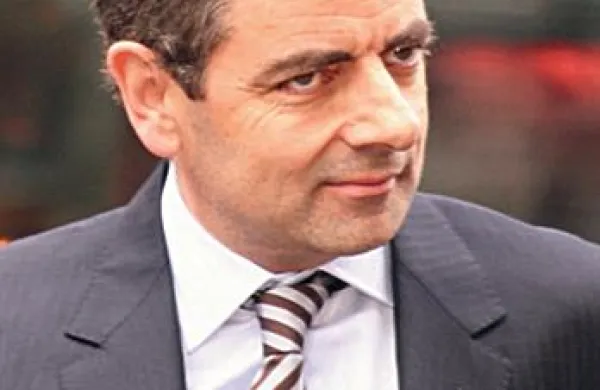 Rowan Atkinson se je zaletel v drevo, nato pa še v ulično svetilko, avto pa je tudi zagorel. 