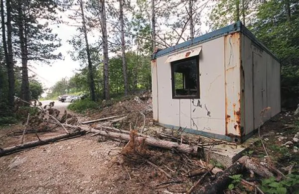 Padalce že razmere tik ob parkirišču pri vzletišču Lijak opozorijo, da so v turistom neprijaznih krajih. Lahko se zgodi, da lastnik na svojem ne bo več dovolil parkirati.