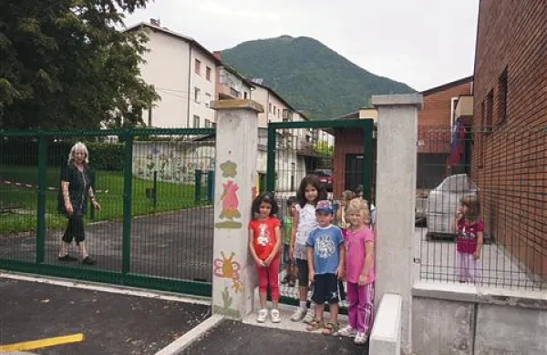 Malčki s starši po novem vstopajo v vrtec skozi varnejši vhod