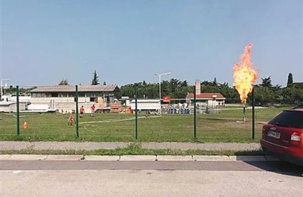 V izolski plinarni so zadnje dni praznili podzemna rezervoarja in sežigali ostanke plina v njih   