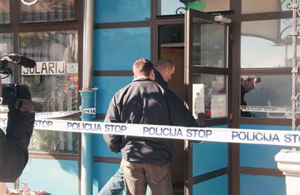 Iz bančne poslovalnice v Komnu sta pred več kot dvema letoma takrat še neznana roparja odnesla nekaj več kot 4000 evrov, iz banke v Renčah pa skoraj 18.000 evrov 