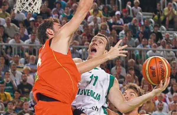 Goran Dragič (z žogo) je bil na dvoboju z Litvo najboljši strelec slovenske reprezentance.
