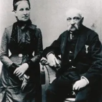 Charlotte in Anton Fabiani sta imela štirinajst otrok,  Maks se je rodil kot dvanajsti. Fotografija je iz leta 1875, ko je imel Maks deset let. Fabianijevim so dali goriški grofje v fevd grad in trdnjavo v Štanjelu in vas Kobdilj.  Anton Fabiani  je bil veleposestnik v Kobdilju, Branici, Štanjelu in Hruševici.