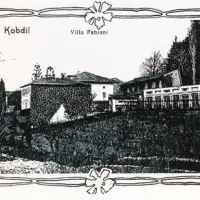Stara razglednica Kobdilja z domačijo Fabianijevih, ki je obsegala več hiš, gospodarskih poslopij in rastlinjak. Postavili so ga leta 1865, v letu Maksovega rojstva, kot zadnjo stavbo na posestvu.  