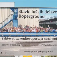 Nasproti Ogrlice stoji prvi jumbo plakat Društva prijateljev zmernega napredka.