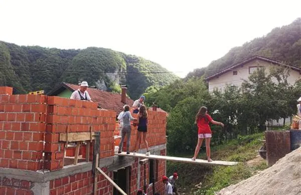 Dijaki vipavske škofijske gimnazije tudi letos pomagajo graditi streho nad glavo družini v Bosni.