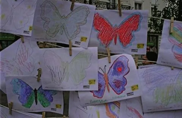 Na Pristaniški ulici v Kopru bo Amnesty International med 16. in 19. uro zbiral metulje za pravice žensk v Nikaragvi. Foto: Miha Bogataj/www.amnesty.si