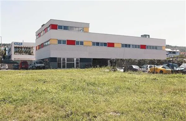 V nadstropju hale, kjer naj bi uredili nov  vrtec, potekajo   gradbeno-obrtniška  dela 