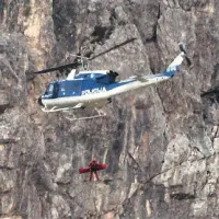 Posadka policijskega helikopterja in gorski reševalec v akciji nad Ajdovsko deklico.