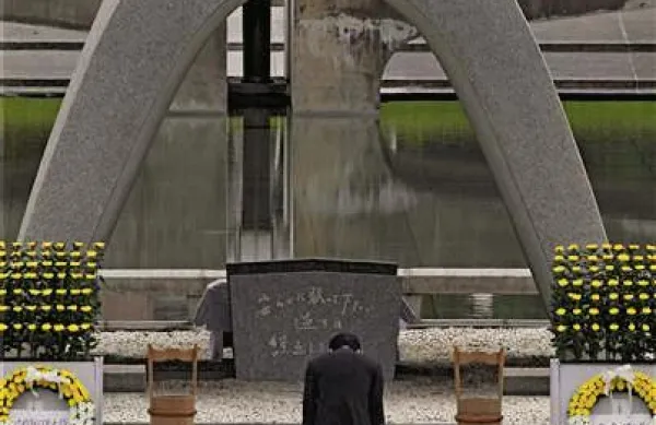 Japonski premier Naoto Kan se je danes na slovesnosti ob 66. obletnici ameriškega napada z atomsko bombo na Hirošimo poklonil žrtvam. Foto: Reuters  
