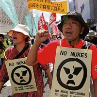 Protestniki na Japonskem nasprotujejo jedrski energiji. Foto: Reuters.
