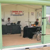 Deloval je radijski studio, ki je oddajal samo za spačkarje.