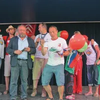 Franci Hlebec je prejel plaketo v zahvalo za sodelovanje Slovenije, ki pa mu je spolzela iz rok.