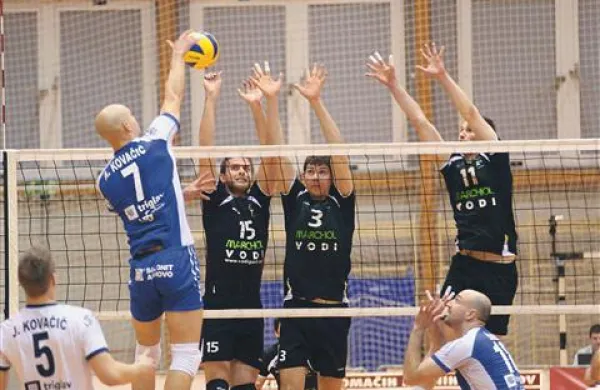 Blok Prvačkovcev bo v novi sezoni, kot kaže, tvoril le še Dejan Čabarkapa (desno v temnejši opravi)