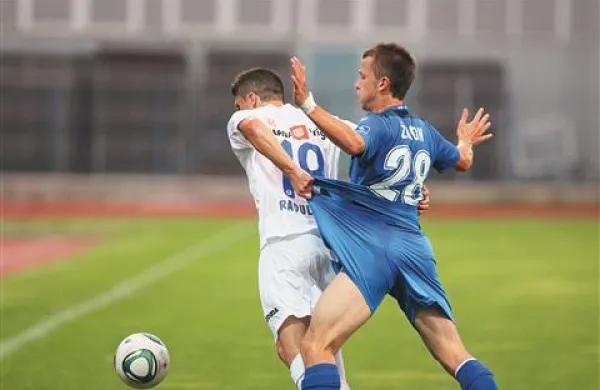 Dejan Žigon (desno) v dvoboju z Miroslavom Radulovičem